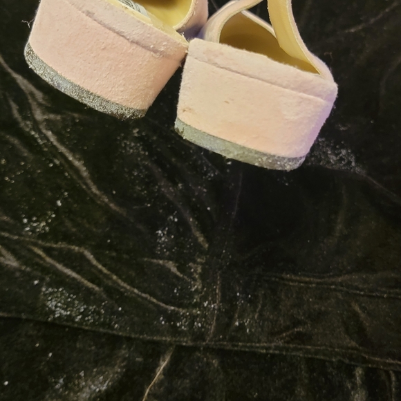 Ladies Shoes - Picture 2 of 6